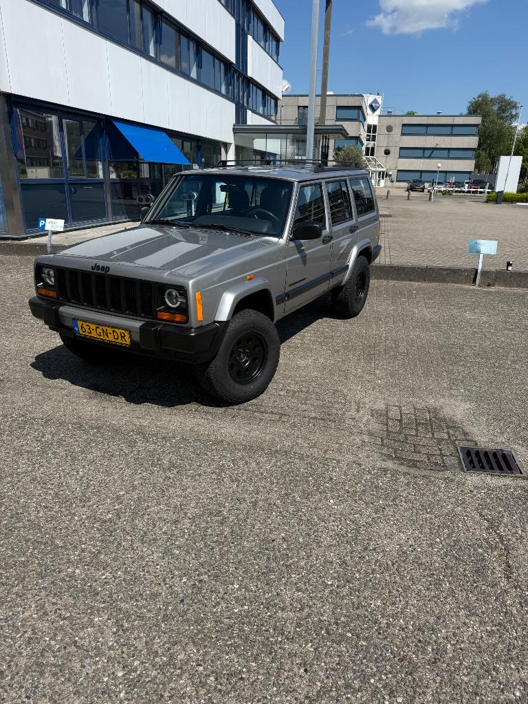 Jeep Cherokee 4.0 I AUT 2001 Grijs, Auto's, Jeep, 450 kg, Verwarming stoelen achter, Zwart, 3960 cc