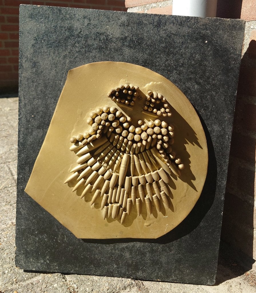 Brutalist compositie met AK47 kogels, gesigneerd A.K. 1973, Antiek en Kunst, Abstract, Overige onderwerpen, Gemengde techniek