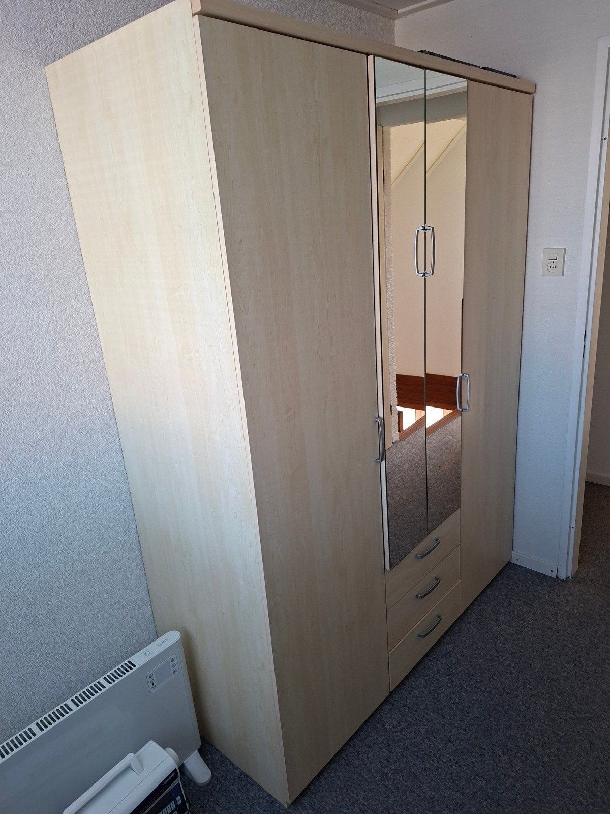 2 linnenkasten, 150 tot 200 cm, 150 tot 200 cm, 50 tot 75 cm, Ophalen