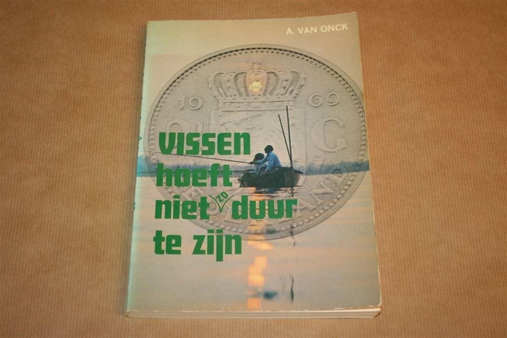 Vissen hoeft niet duur te zijn - A. van Onck, Ophalen of Verzenden, Gelezen, Watersport en Hengelsport