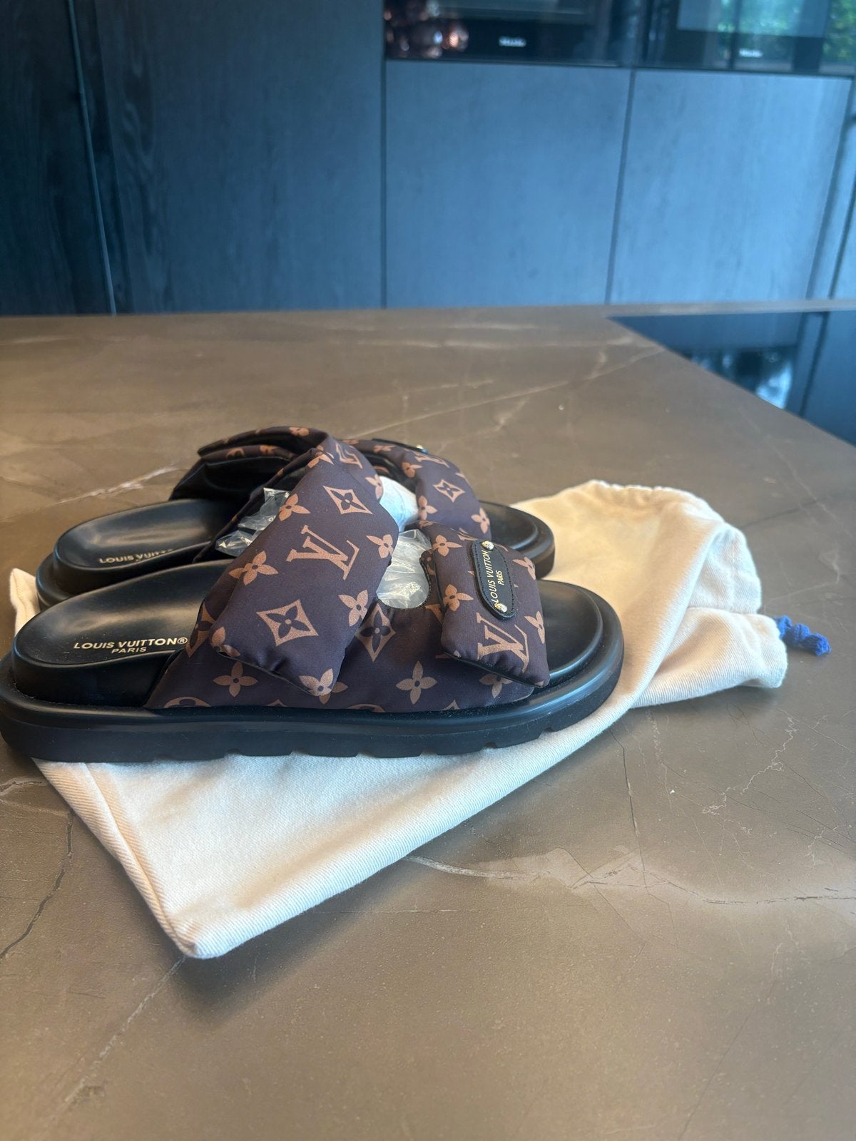 Louis Vuitton Pool Pillow mule ( slippers ), Ophalen of Verzenden, Zo goed als nieuw, Bruin, Slippers