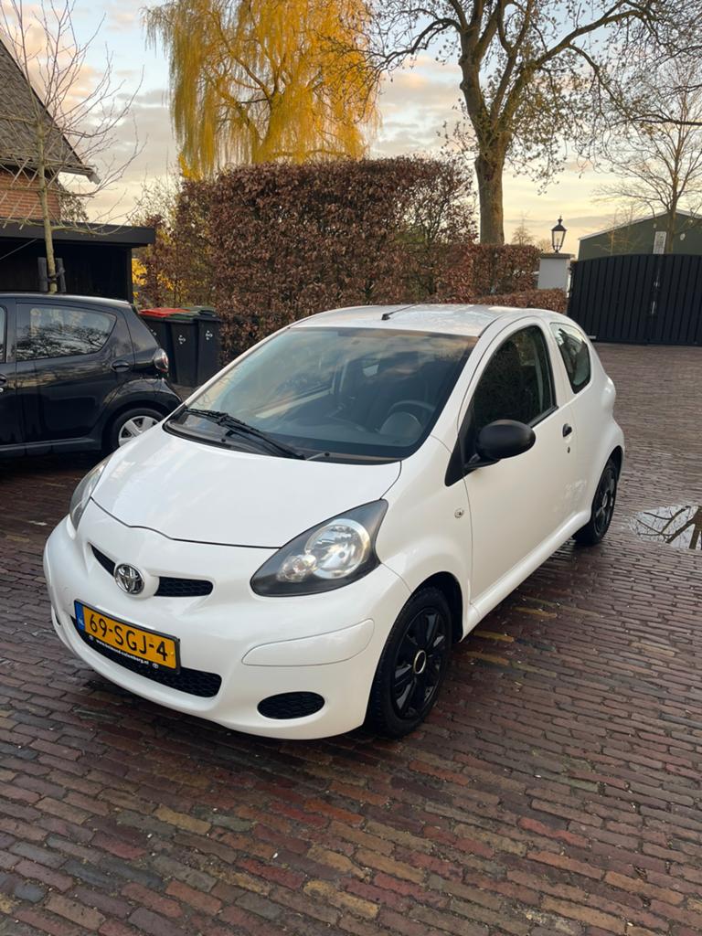 Toyota Aygo 2011 Wit | Zuinig | Dealer Onderhouden, Auto's, Voorwielaandrijving, Euro 5, Stof, Zwart