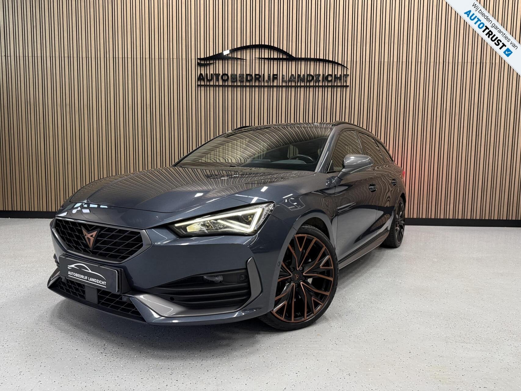 CUPRA Leon Sportstourer 1.4 e-Hybrid VZ | Camera | trekhaak, Auto's, 77 km/l, Gebruikt, Euro 6, 4 cilinders