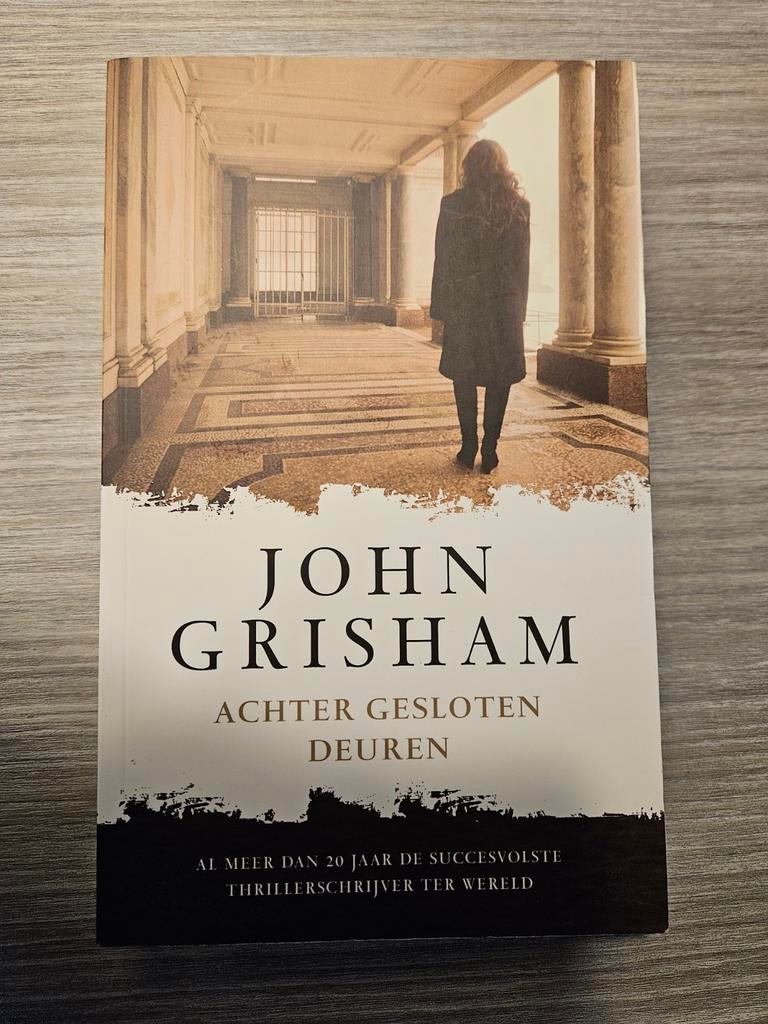 John Grisham - Achter Gesloten Deuren (Thriller), Ophalen of Verzenden, Zo goed als nieuw, John Grisham, Amerika