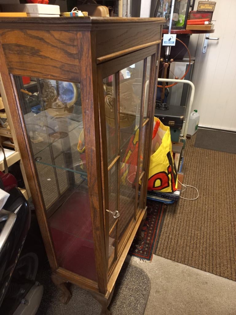 Vitrine  kastje, Ophalen