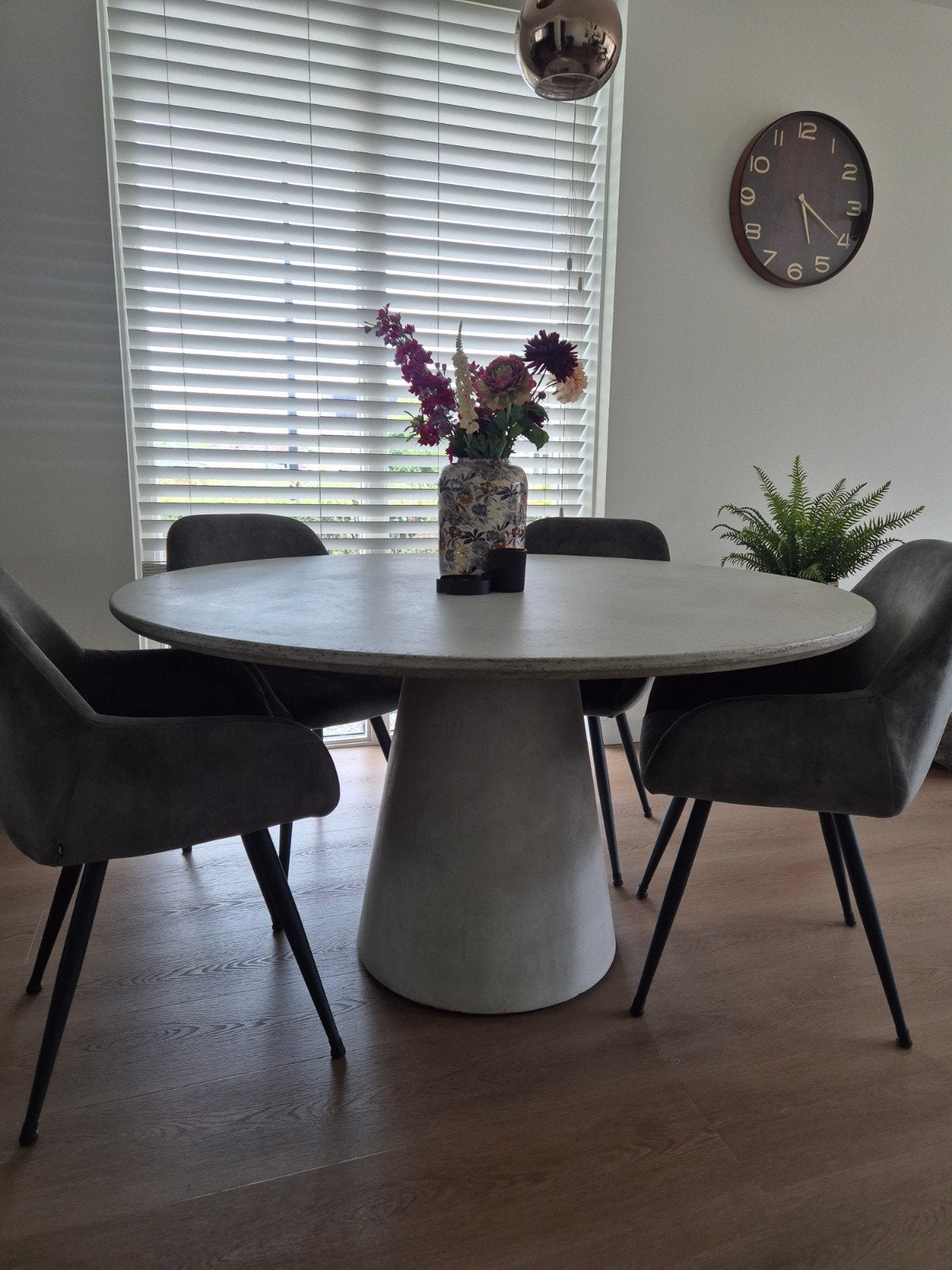 Ronde eettafel Stone grijs (Goossens), Ophalen, Rond, Vijf personen of meer, 100 tot 150 cm