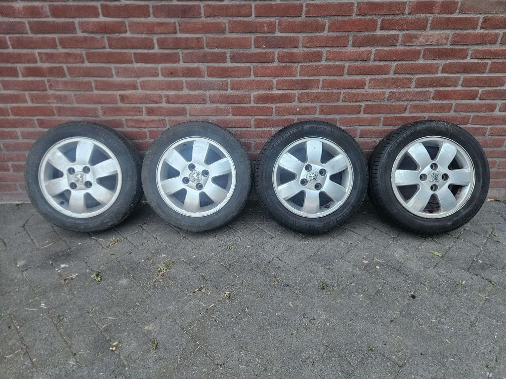 BANDEN SET PEUGEOT 107/CITROËN C1 /TOYOTA AYGO LICHTMETALEN, Auto-onderdelen, Banden en Velgen, Niet ingevuld, 14 inch, Gebruikt
