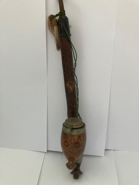 Antieke sierpijp met bloemenmotief en metalen deksel, Verzamelen, Rookartikelen, Aanstekers en Luciferdoosjes, Gebruikt, (Water)pijp