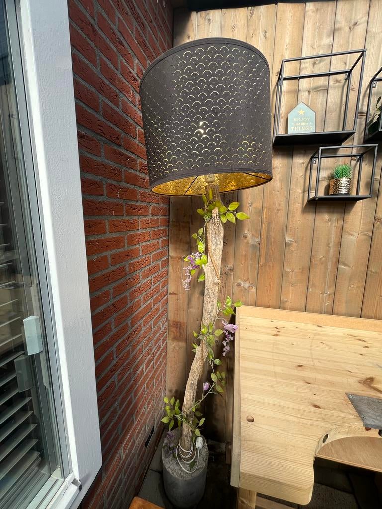 Boomstam lamp met licht in zware betonnen voet., Ophalen, Gebruikt, Hout, 150 tot 200 cm