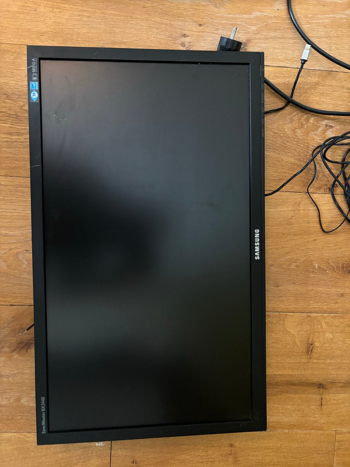 Twee computerschermen (Samsung & Iiyama) met ophangarmen, Computers en Software, Monitoren, Ophalen, In hoogte verstelbaar, Full HD