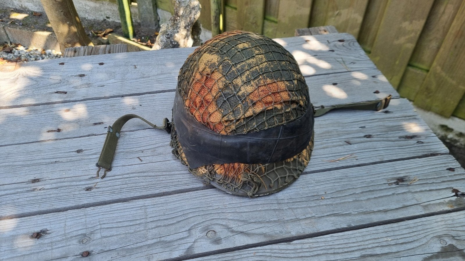 Militaire helm met camouflage net en binnenhelm, Verzamelen, Ophalen of Verzenden