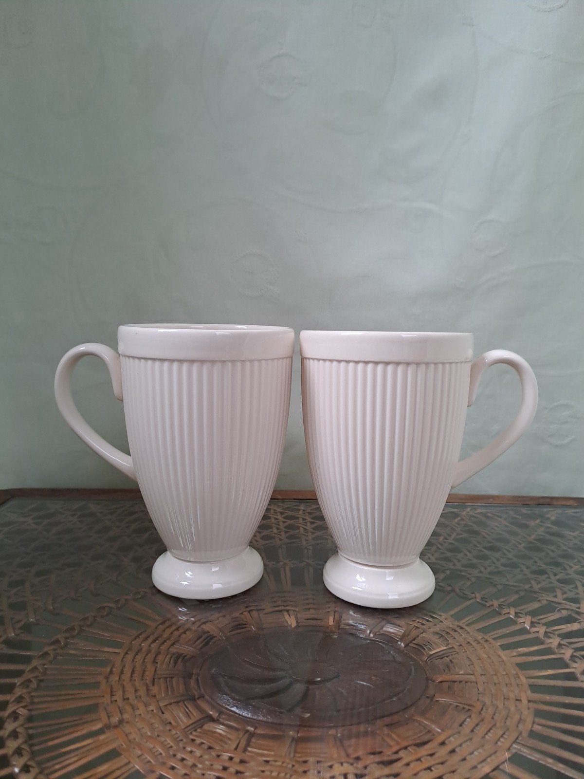 2 Crèmekleurige mokken op voet, Wedgwood Windsor, Klassiek, Ophalen of Verzenden, Zo goed als nieuw, Kop(pen) en/of Schotel(s)
