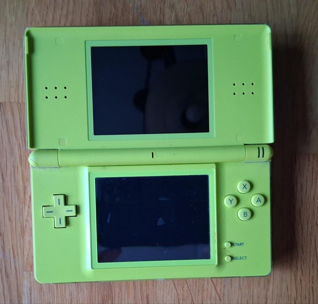 Nintendo DS Lite - Limegroen, Spelcomputers en Games, Spelcomputers | Nintendo DS, Gebruikt, Ophalen of Verzenden, DS Lite, Met beschermhoes of tas