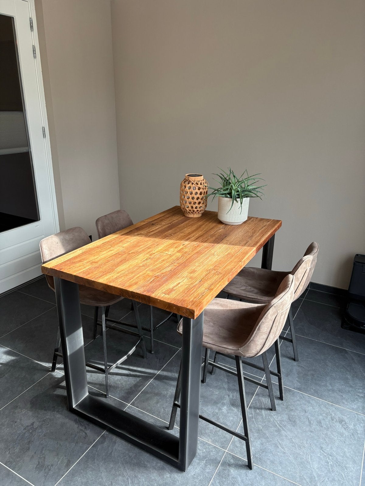 Robuuste bartafel met 4 krukken - Hout en Metaal, Huis en Inrichting, Ophalen, Gebruikt, 100 tot 150 cm, 50 tot 100 cm