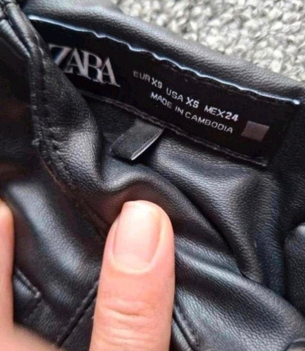 Zwarte Zara (imitatie) leren broek XS - High waist, Kleding | Dames, Ophalen of Verzenden, Zo goed als nieuw, Maat 34 (XS) of kleiner