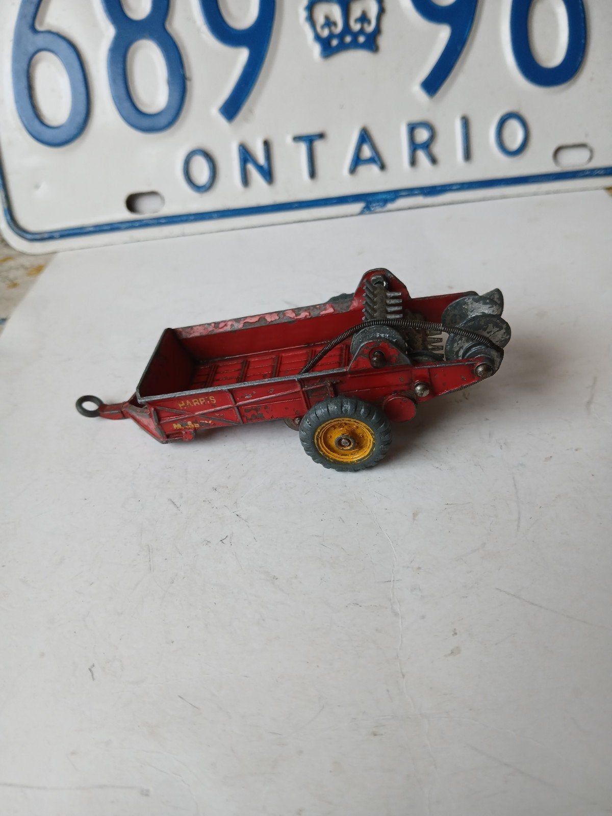 Massey Harris manure spreader. Dinky toys, Ophalen of Verzenden, Gebruikt, Tractor of Landbouw, Dinky Toys