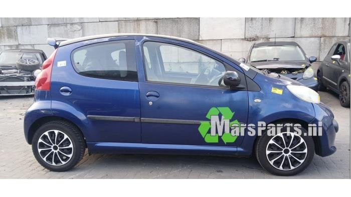 Portier 4Deurs rechts-voor van een Peugeot 107 (KNR)