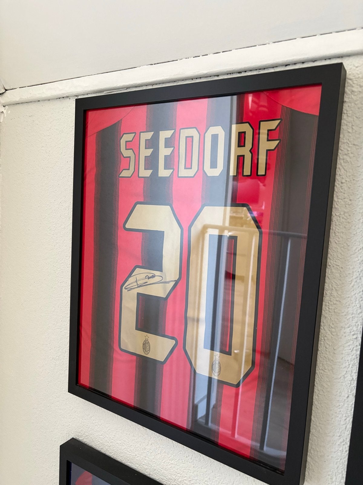 Gesigneerd Seedorf AC Milan shirt - Ingelijst, Ophalen of Verzenden, Zo goed als nieuw, Buitenlandse clubs, Shirt