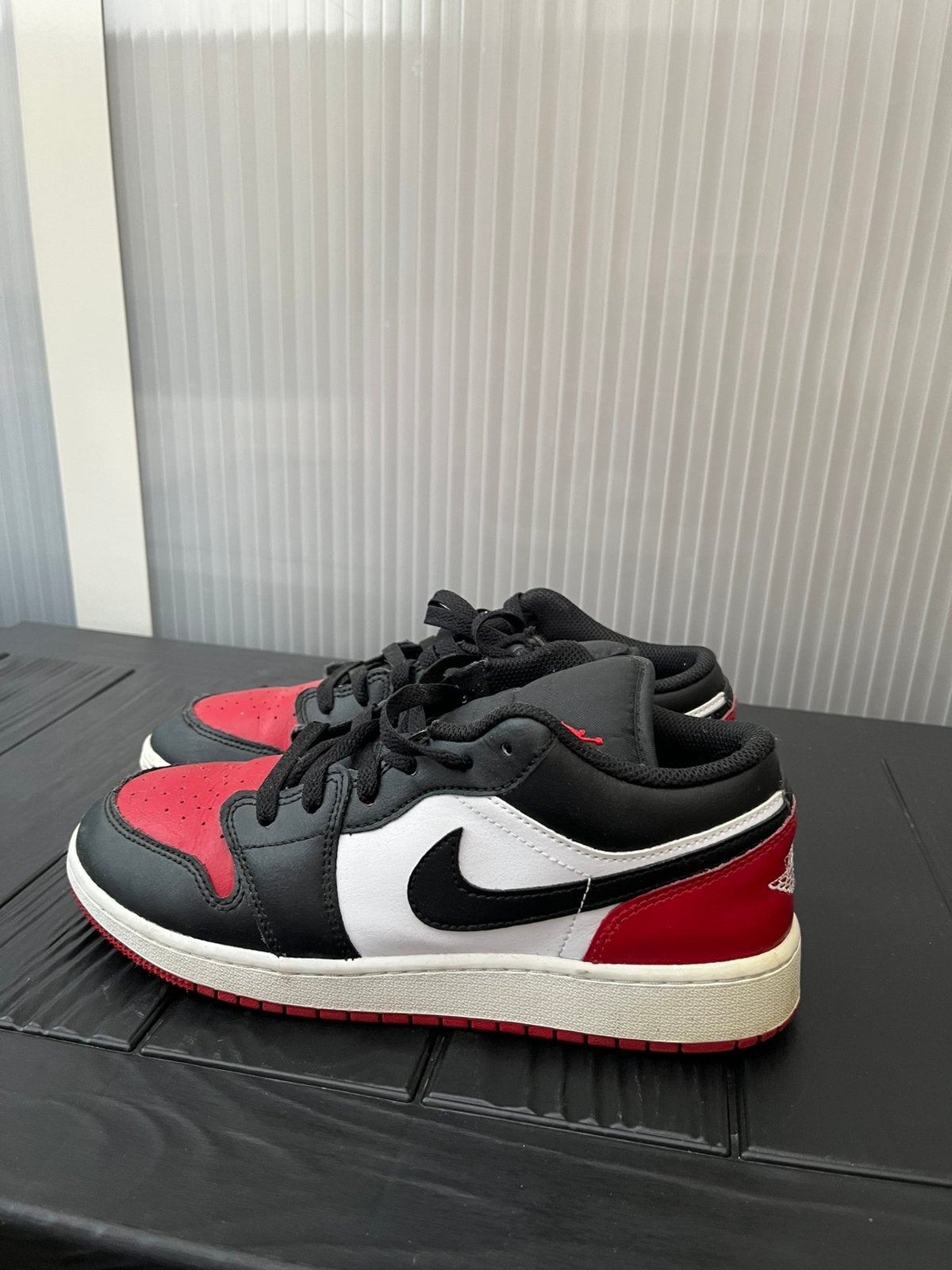 Nike schoenen rood zwart maat 40, Ophalen of Verzenden, Zo goed als nieuw, Zwart