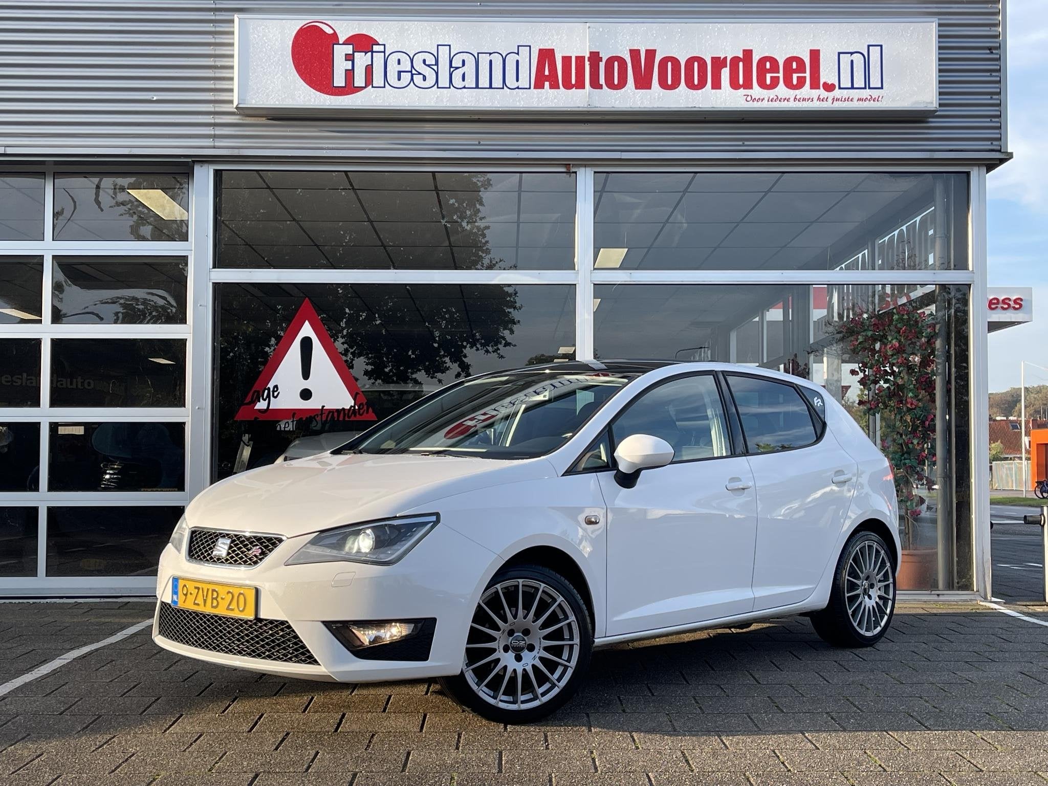 SEAT Ibiza 1.2 TSI FR /Cruise/Panodak/Alcantara interieur/On, Voorwielaandrijving, Euro 5, 86 pk, Zwart