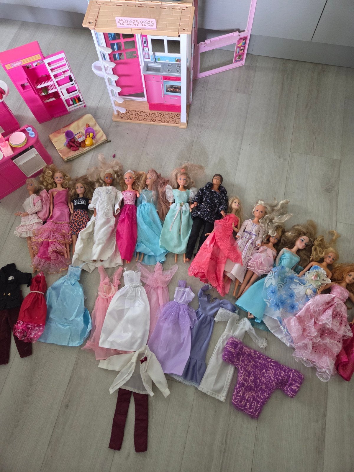 Grote Barbie set: poppen, kleding, huis en meubels, Ophalen of Verzenden, Gebruikt, Barbie