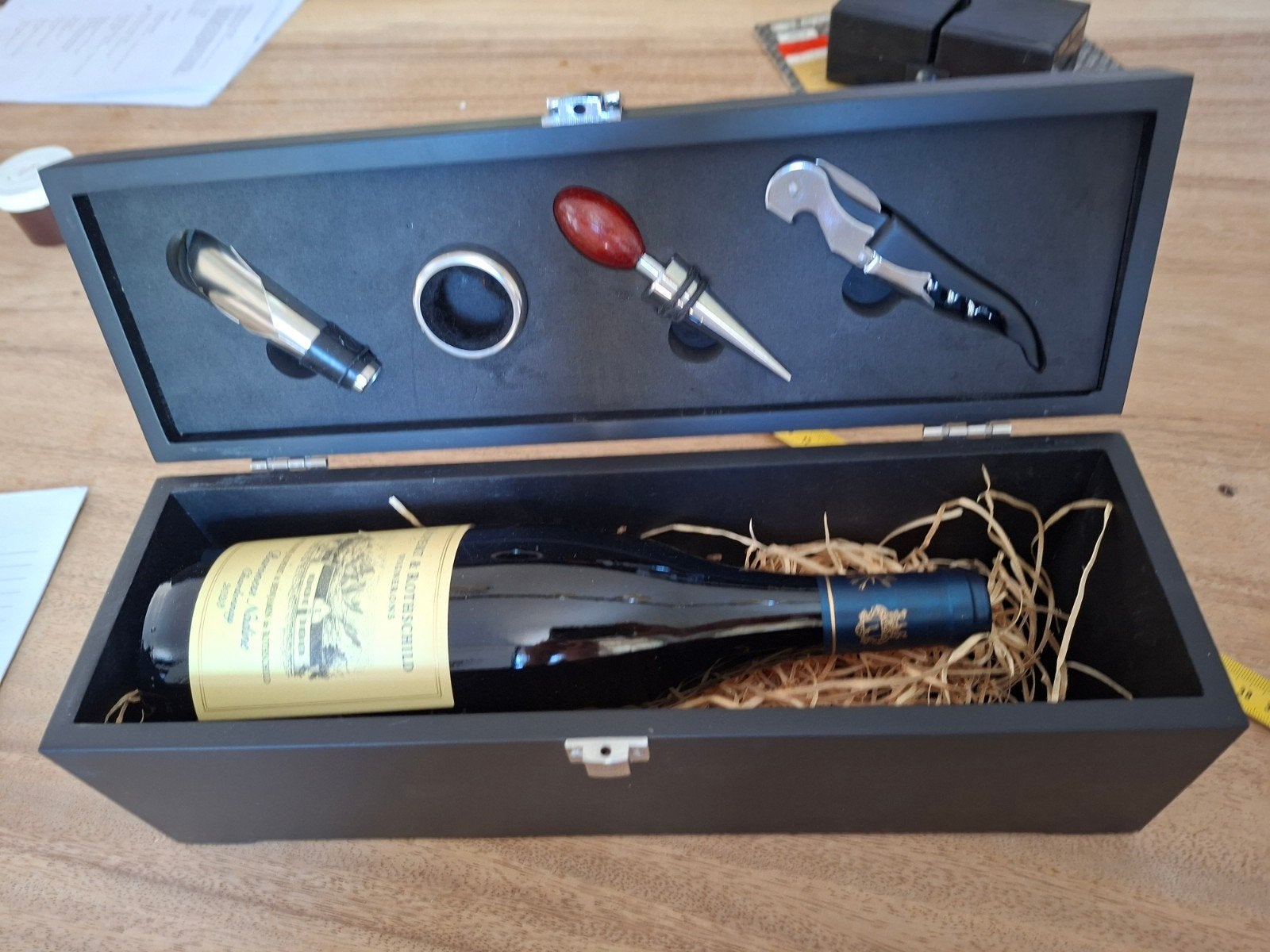 Wijncadeauset met gereedschap en fles Chardonnay, Verzamelen, Wijnen, Ophalen, Frankrijk, Nieuw, Witte wijn