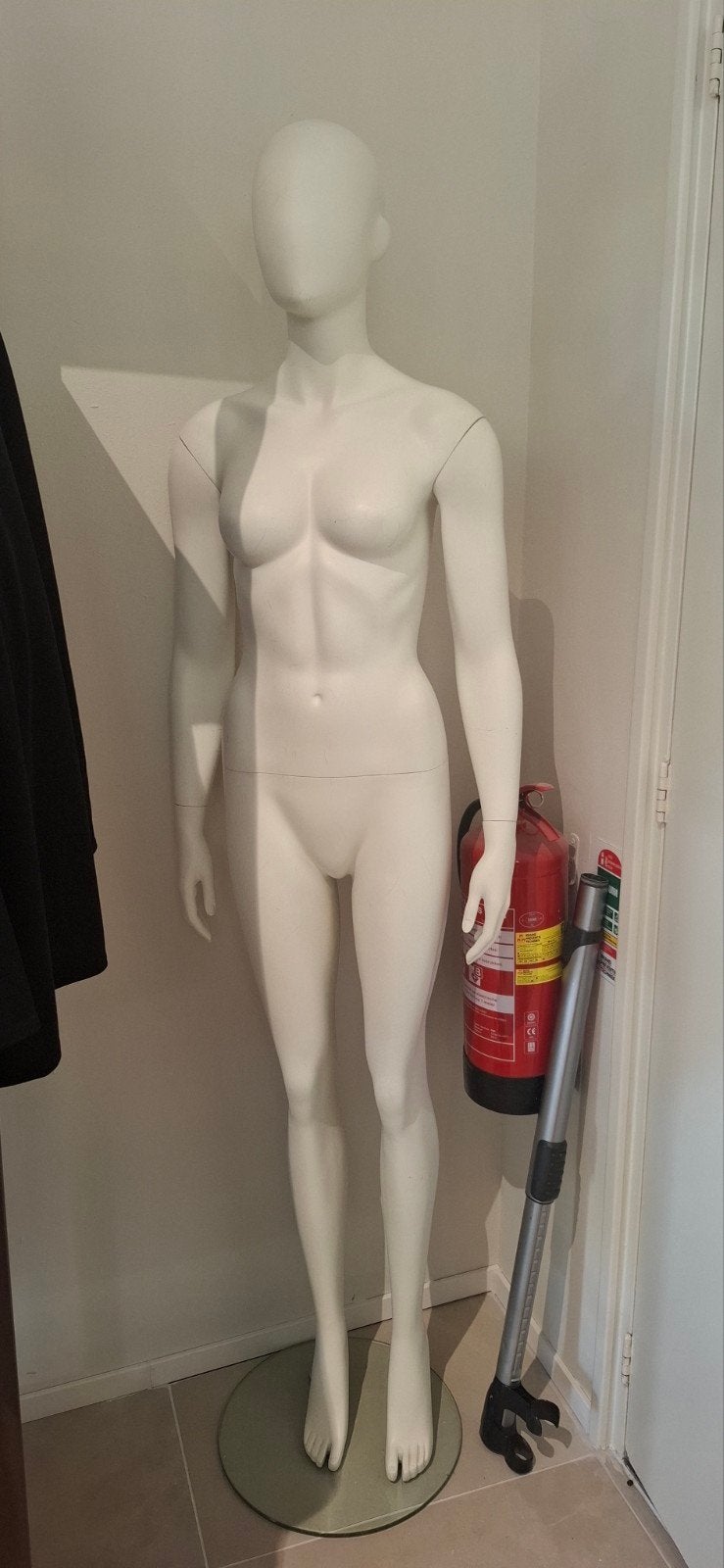 Witte paspop / mannequin op glas, Ophalen, Gebruikt