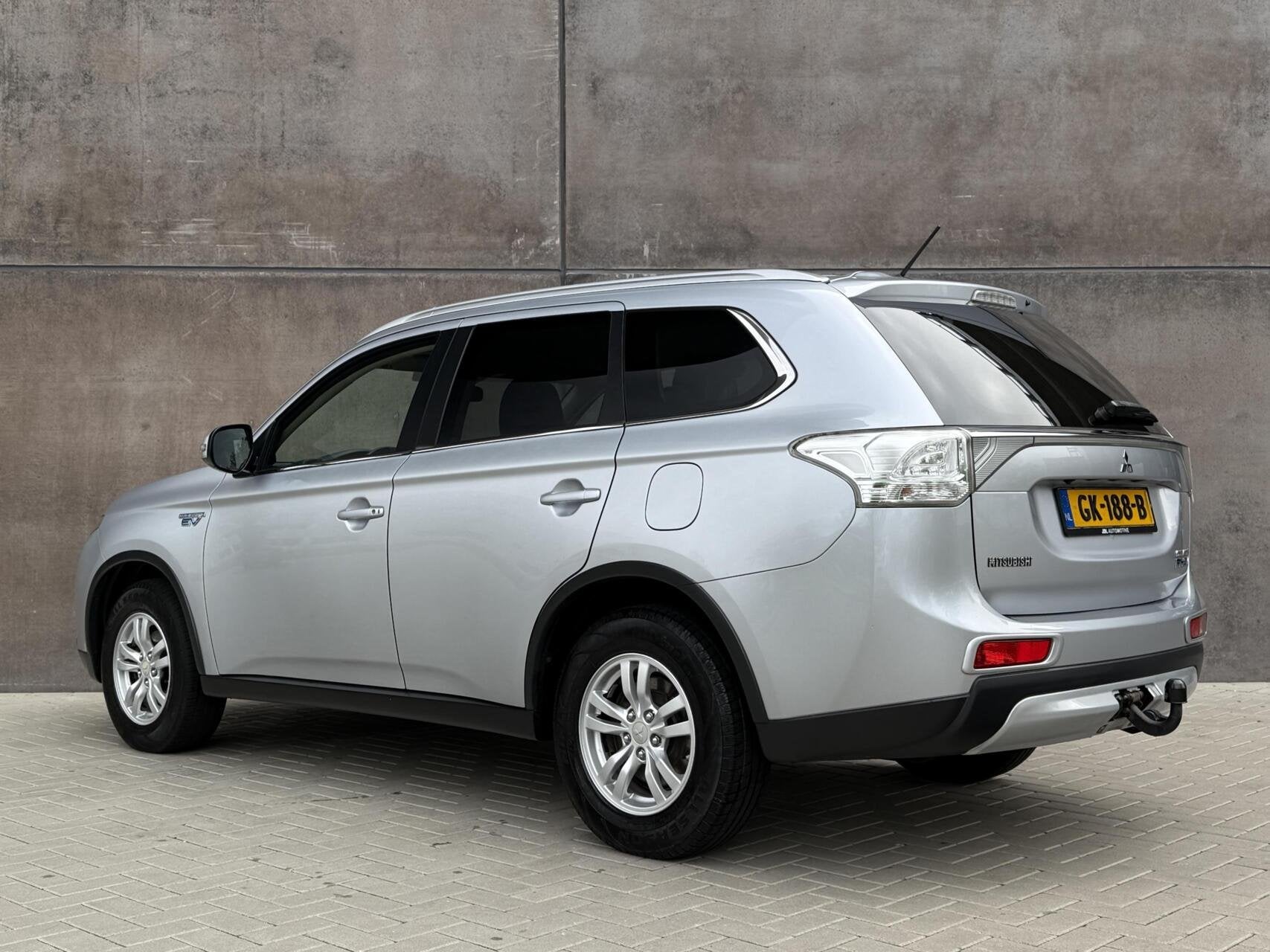 Mitsubishi Outlander 2.0 PHEV Business Edition | Trekhaak |, Zwart, 4 cilinders, Met garantie (alle), Leder en Stof