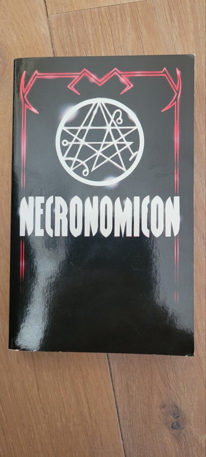 Necronomicon - Het Boek der Doden (Avon Books 1977), Ophalen of Verzenden, Zo goed als nieuw, Spiritualiteit algemeen, Achtergrond en Informatie