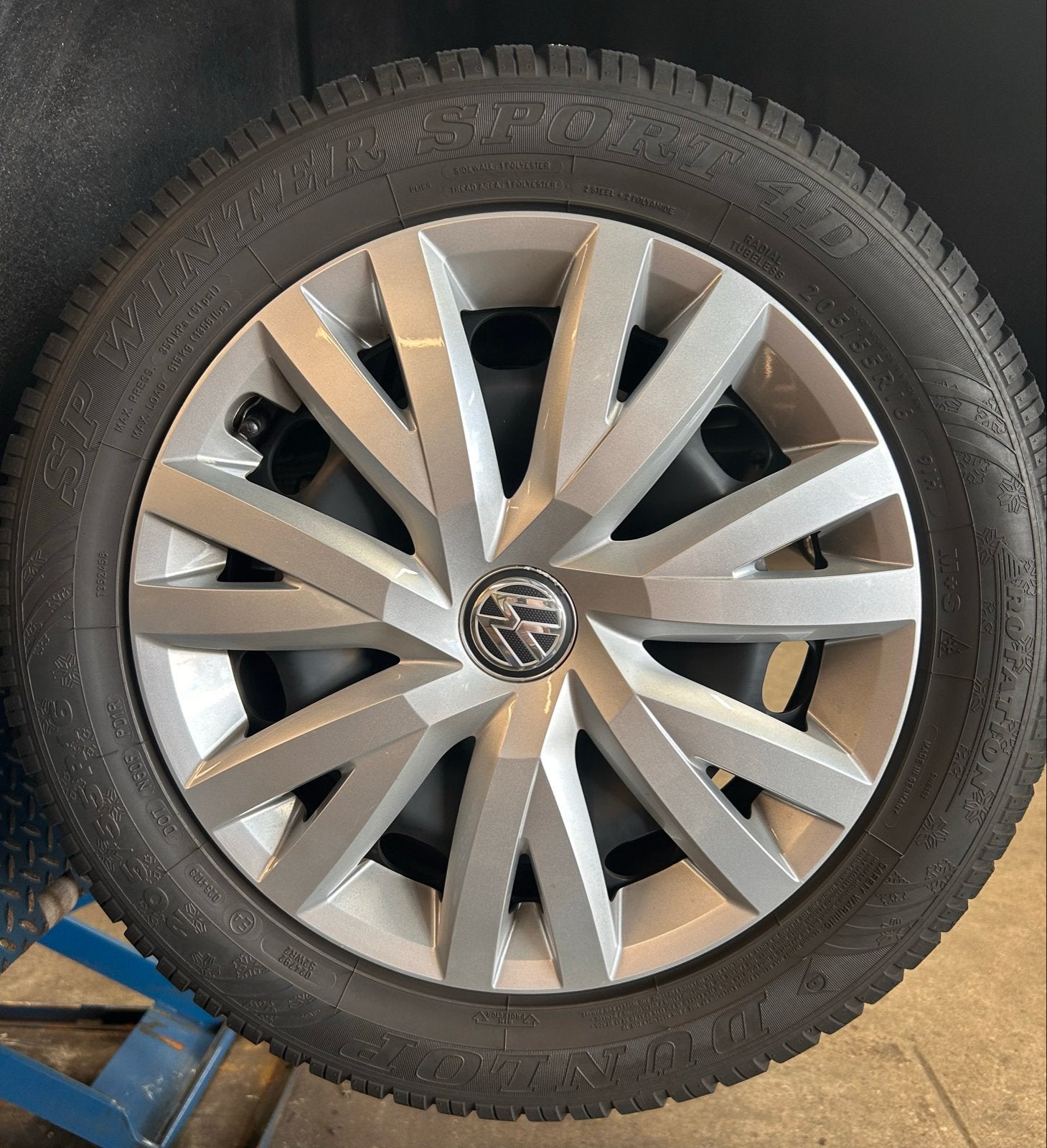 Dunlop Winterbanden met velg en wieldoppen 205/55 R16, Auto-onderdelen, Banden en Velgen, Ophalen, Gebruikt, 16 inch, Banden en Velgen
