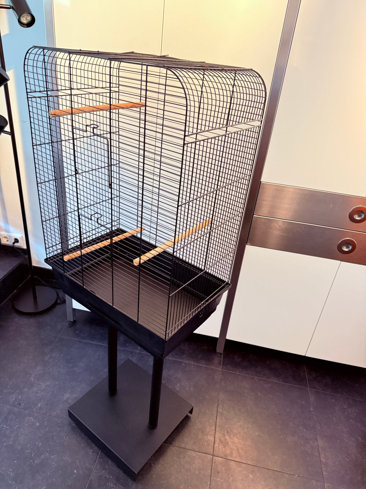 Zwarte vogelkooi op standaard – incl. accessoires, Ophalen of Verzenden, Gebruikt, Metaal, Vogelkooi