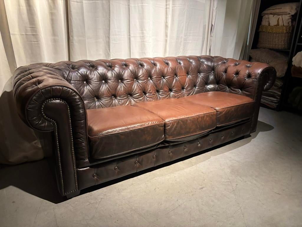 Chesterfield Donkerbruine 3-zits Bank met Vaste Zitkussens, Gebruikt, Stoer vintage, Driepersoons, Rechte bank