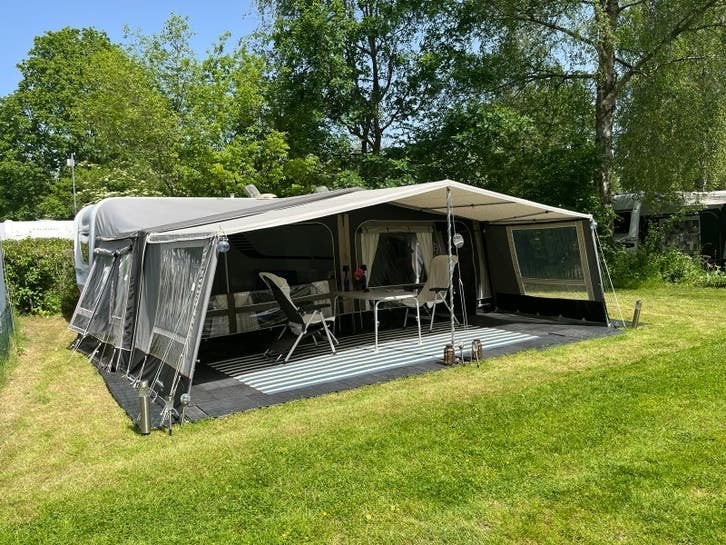 LMC vivo 520 E,  zeer goed onderhouden, complete caravan, 2 aparte bedden, Rondzit, 7 tot 8 meter, Particulier