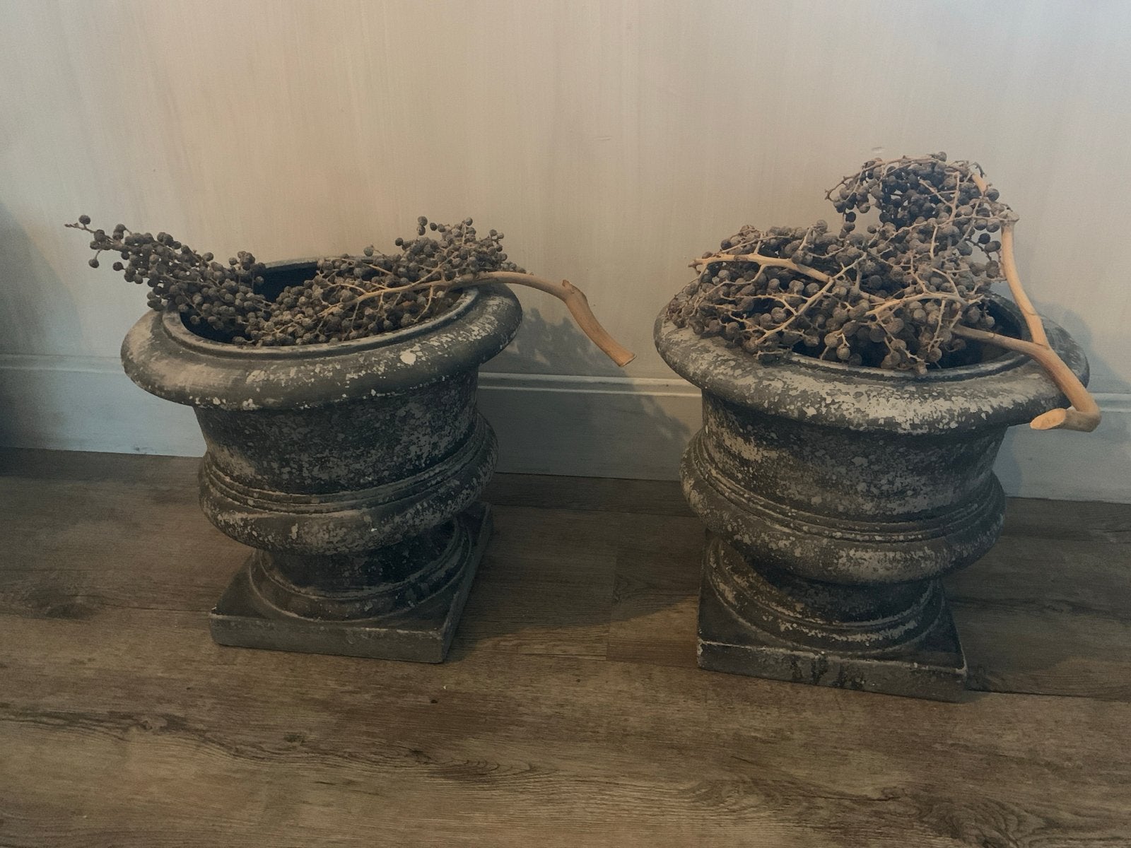 2 Landelijke grijze sobere potten/kruiken incl. dadeltakken, 28 cm, Inclusief decoratie, Ophalen of Verzenden, Zo goed als nieuw