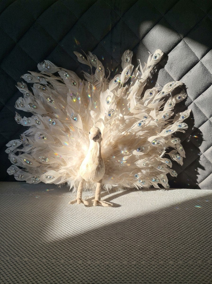 Decoratieve Pauw met Echte Veren en Goudaccenten - 40x50cm, Ophalen of Verzenden, Zo goed als nieuw, Goud, Natuurlijk materiaal