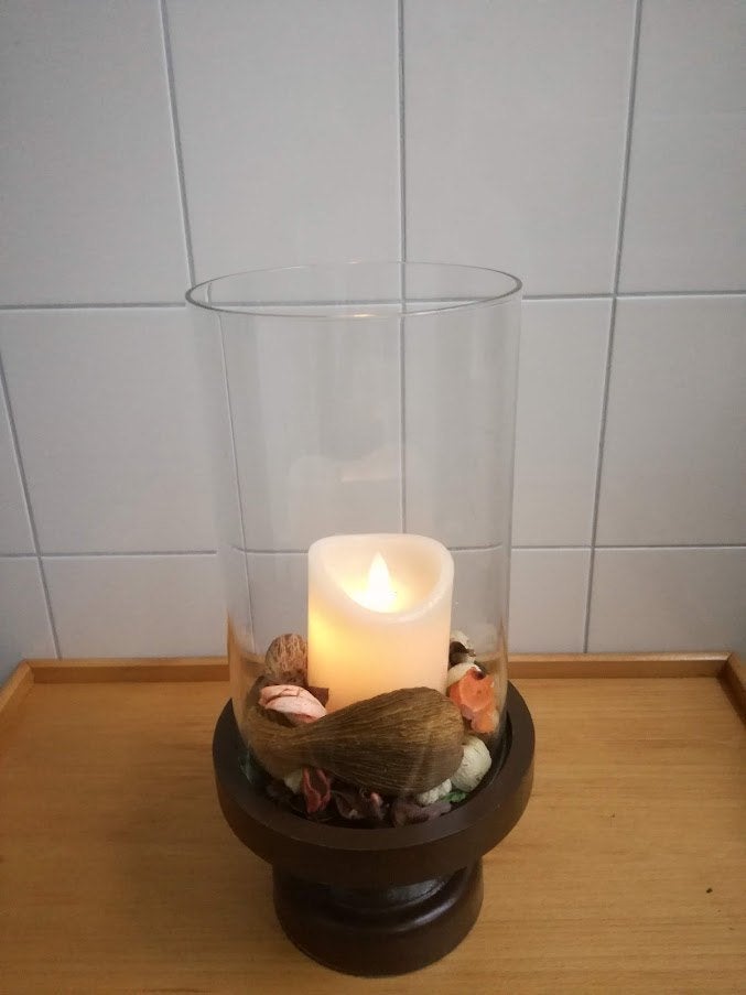 Vintage Kandelaar op houten sokkel met led kaars € 17,50, Huis en Inrichting, Ophalen of Verzenden, Kaars, 25 cm, Glas