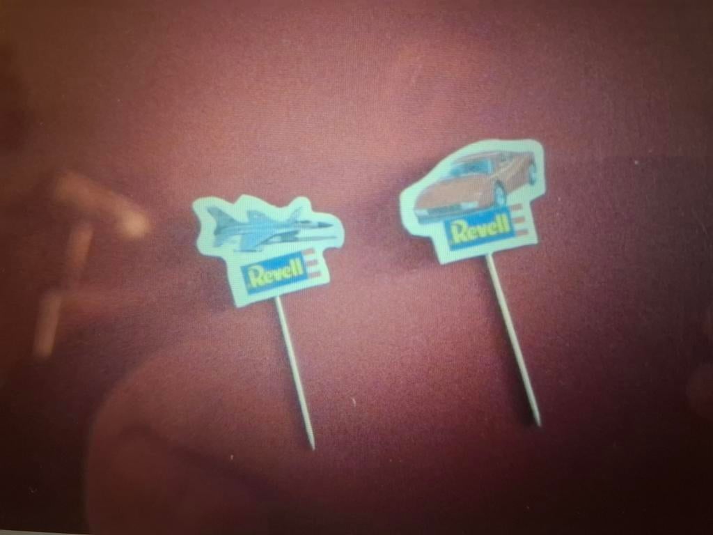 2 Speldjes Revell, Ophalen of Verzenden, Zo goed als nieuw, Merk, Speldje of Pin