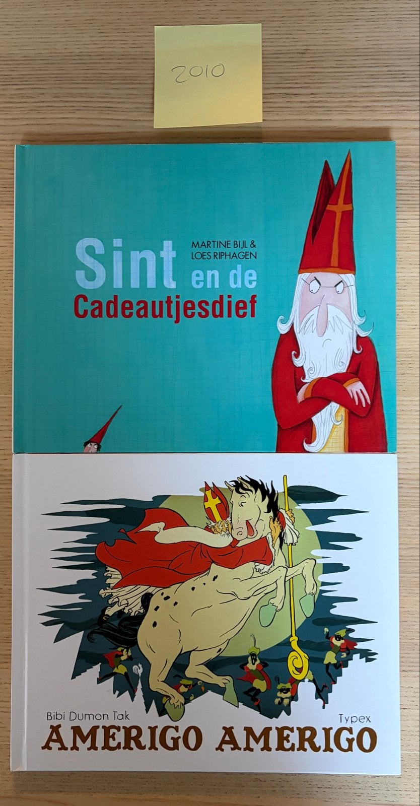 2 boeken uit 2010: Sint en de Cadeautjesdief & Amerigo Ameri, Ophalen of Verzenden, Gelezen