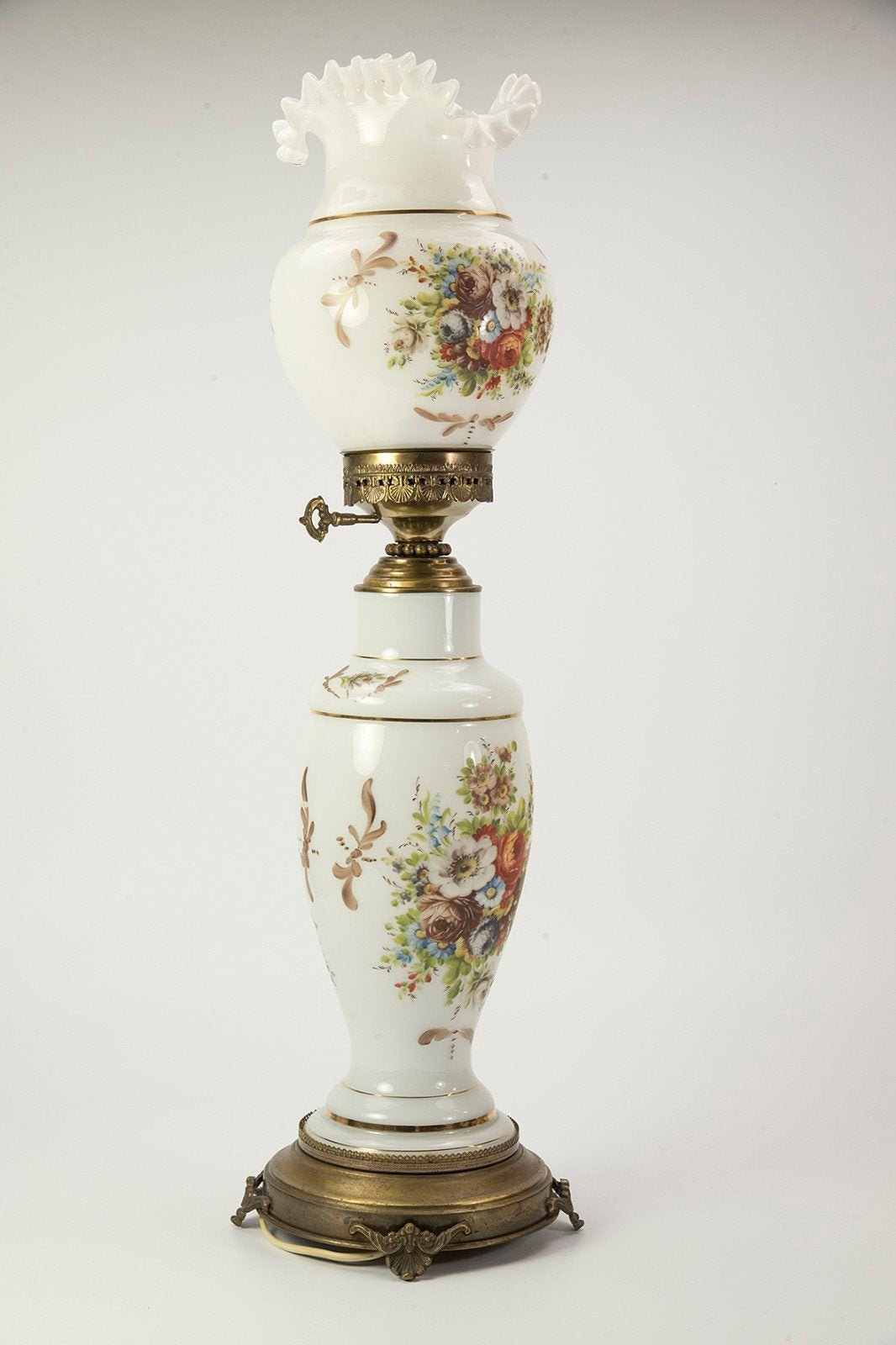 Antieke olielamp met bloemmotief en messing voet, Ophalen of Verzenden