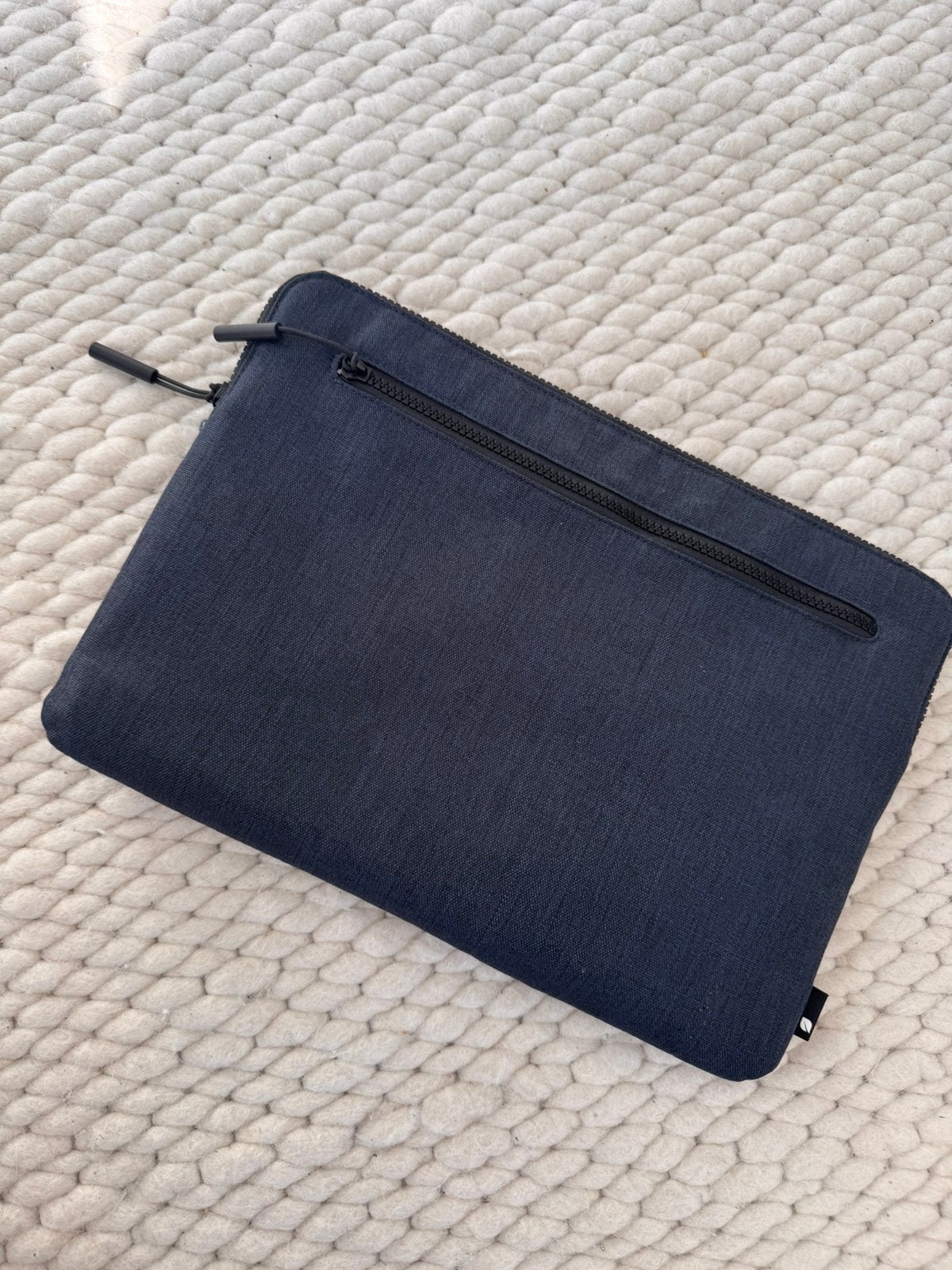 Incase laptop sleeve 13,6 inch donkerblauw, Computers en Software, Ophalen of Verzenden, 13 inch, Zo goed als nieuw