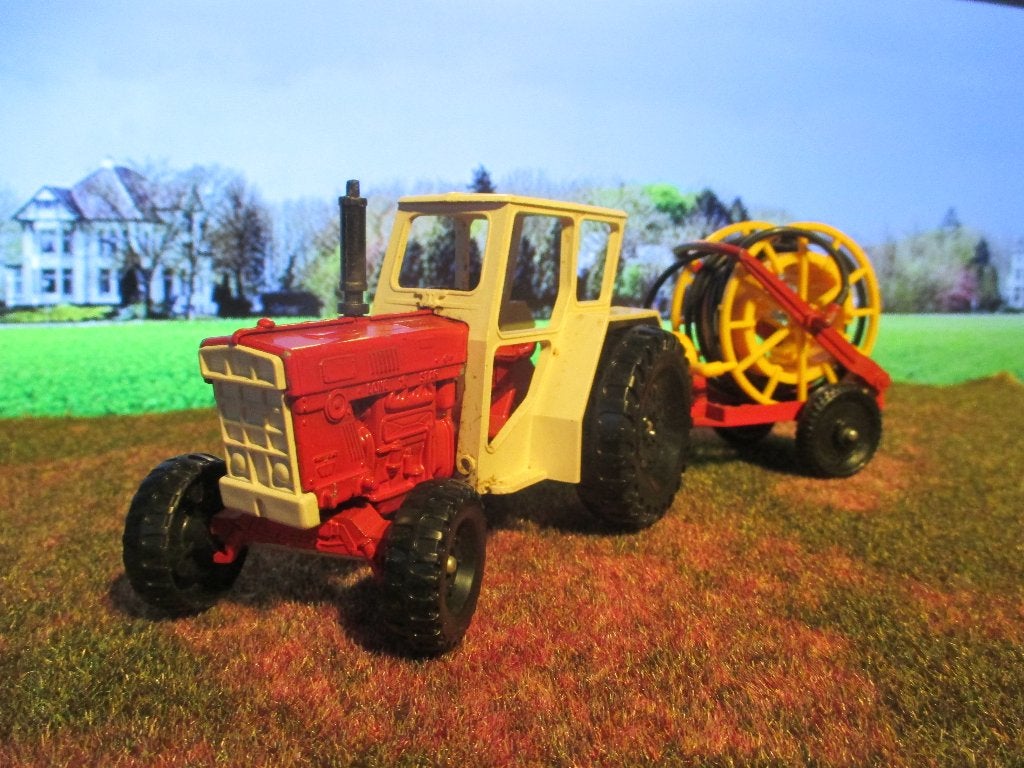 1:36 International Harvester 946 tractor + haspel trailer, Ophalen of Verzenden, Gebruikt, Tractor of Landbouw, Overige merken
