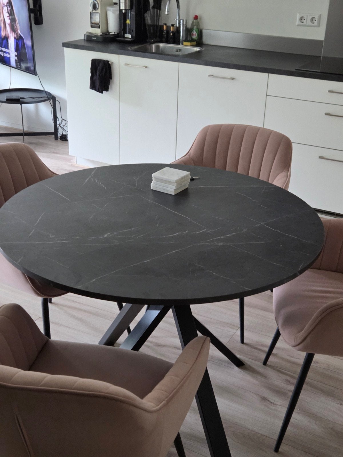 Moderne ronde eettafel met marmerlook blad Ikea, Huis en Inrichting, Tafels | Eettafels, Ophalen, Modern, Industrieel, Luxe, Overige materialen