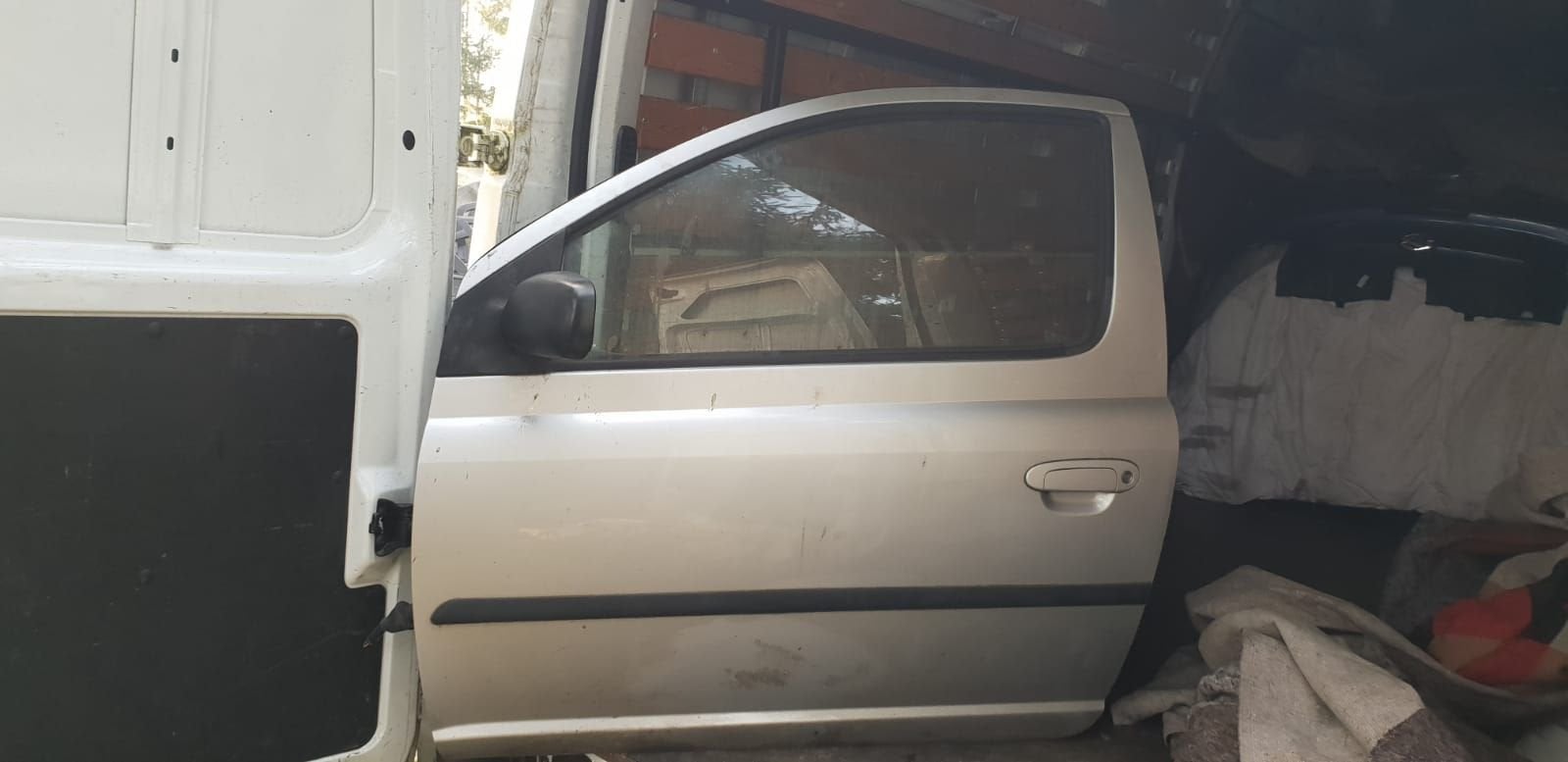 TOYOTA YARIS PORTIER LINKS BJ 99 TOT 2005, Gebruikt, -, Deur, -