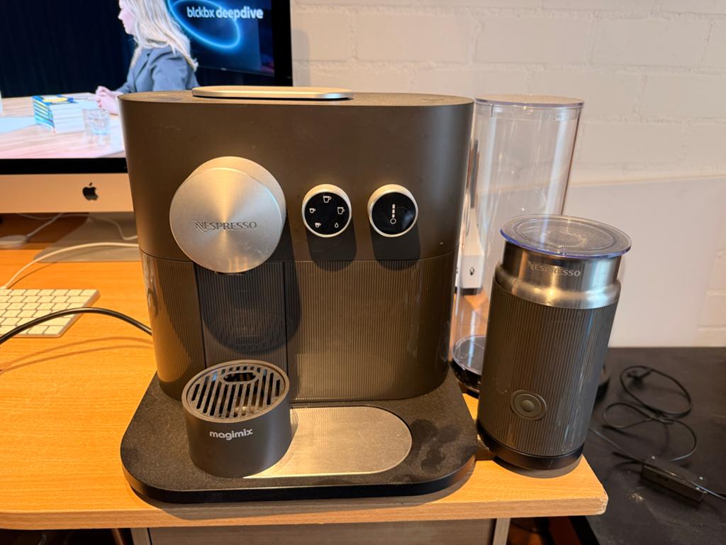 Nespresso Magimix M 500-Expert Milk Grijs/Anthracite grey, Witgoed en Apparatuur, Koffiezetapparaten, Gebruikt, Koffiepads en cups