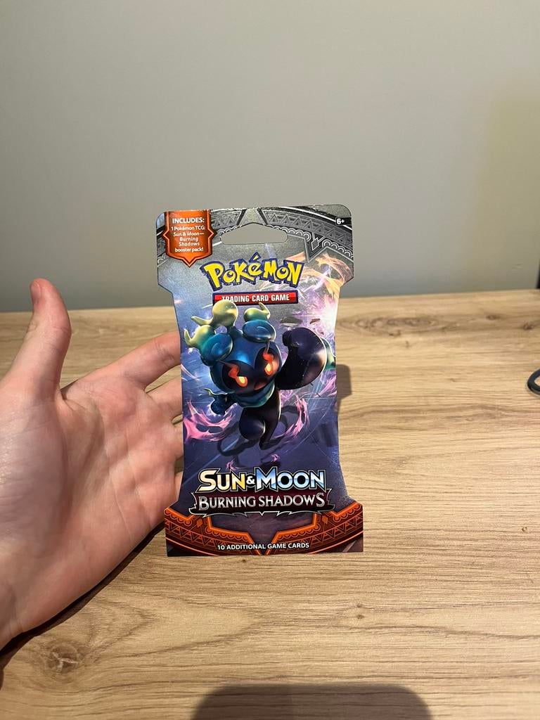 Pokemon sun & moon burning shadows sleeved booster, Ophalen of Verzenden, Nieuw, Booster, Foil