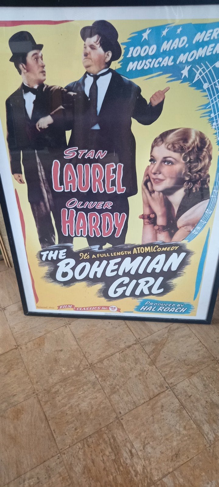 Leuke affiche van Stan Laurel en Oliver Hardy, Verzamelen, Posters, Gebruikt, Film en Tv, A1 t/m A3, Rechthoekig Staand, Met lijst