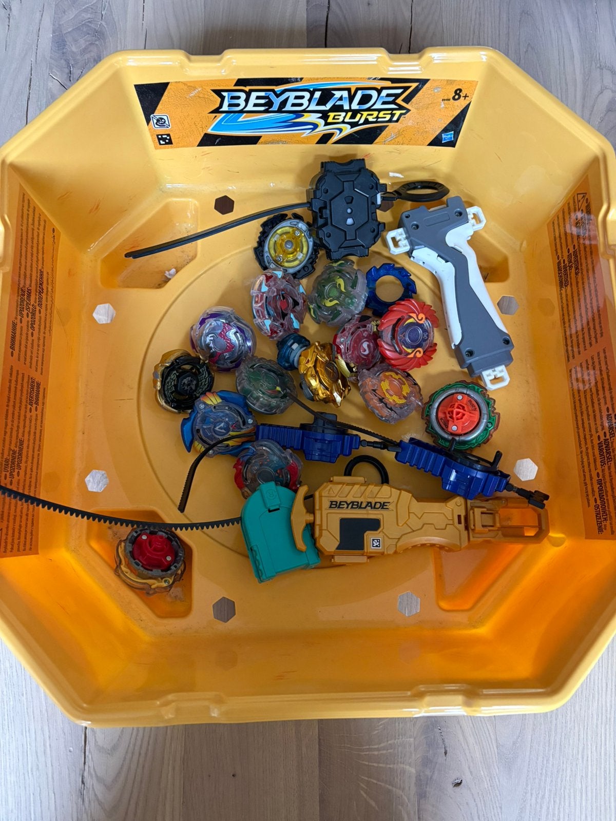 Grote Beyblade Burst set incl Beyblades, launchers en arena, Ophalen, Gebruikt, Jongen of Meisje
