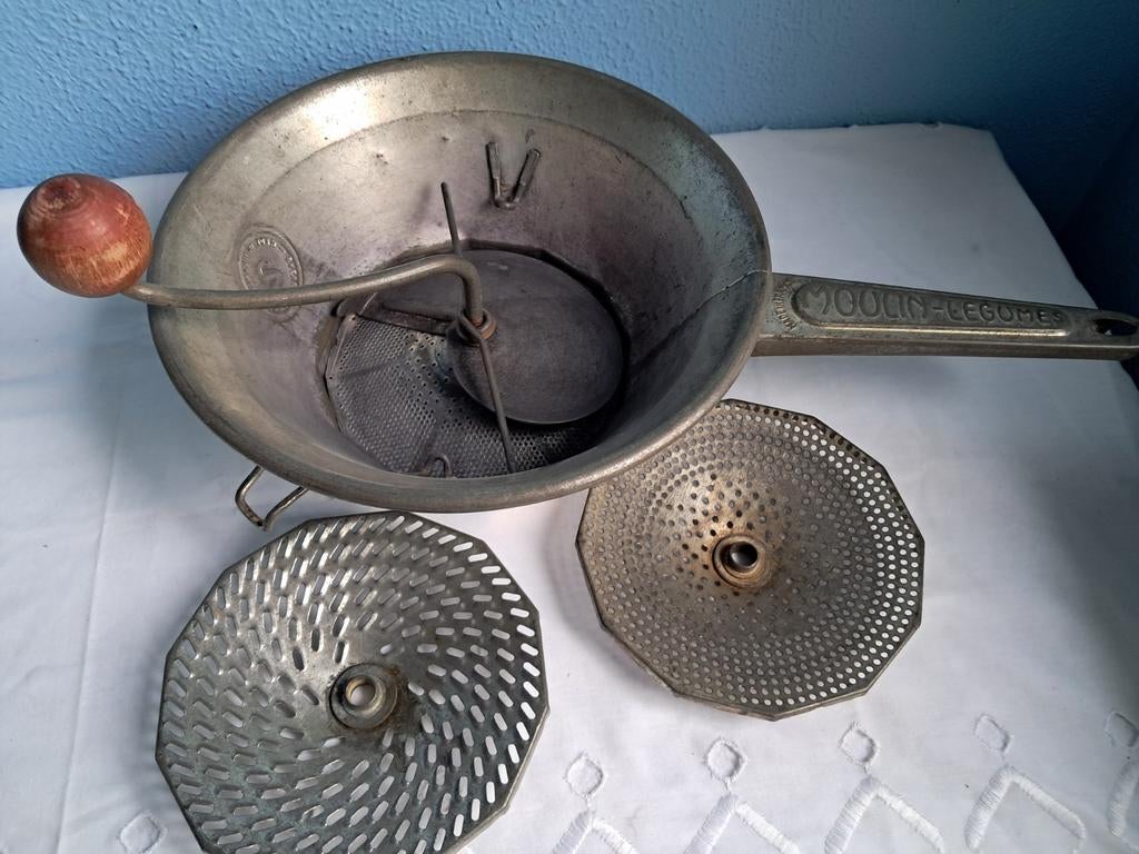 Vintage klassieke Franse groentemolen of "passe-vite"., Ophalen of Verzenden