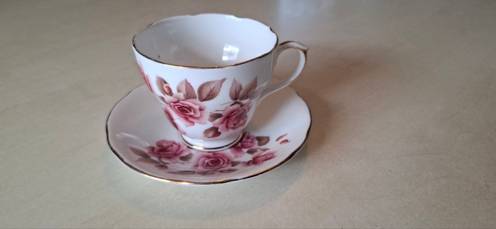 Duchess Bone China Theekop en Schotel - Rozenpatroon, Ophalen of Verzenden