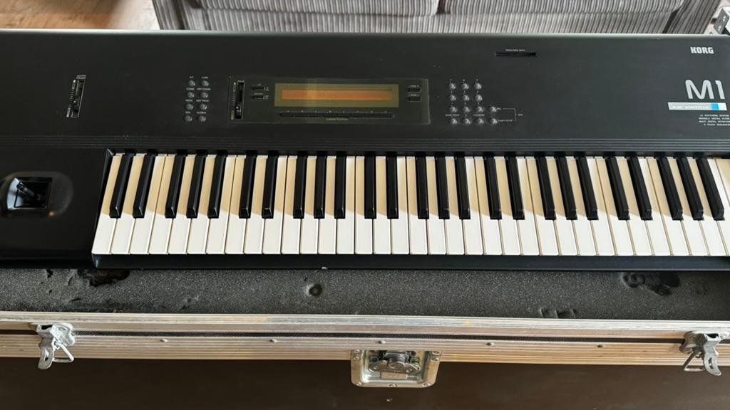 Korg M1 in vintage flightcase, Ophalen, Gebruikt, 61 toetsen, Korg